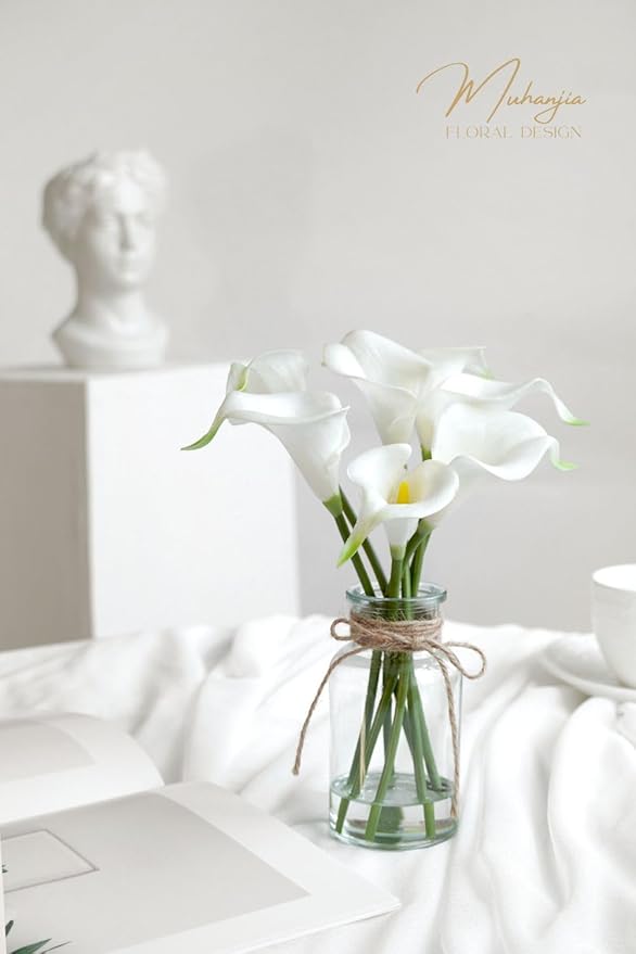 Artificial Flowers Calla Lily in Glass Vase with Faux Water,7Pcs Artificial Flower Real Touch Latex Flowers for Centerpiece Table Decorations Counter Decor(White Calla Lily)