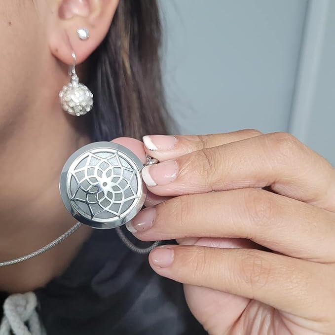 Aromatherapy Essential Oil Diffuser Necklace Stainless Steel lnspirational Locket Pendant（Sunflower）