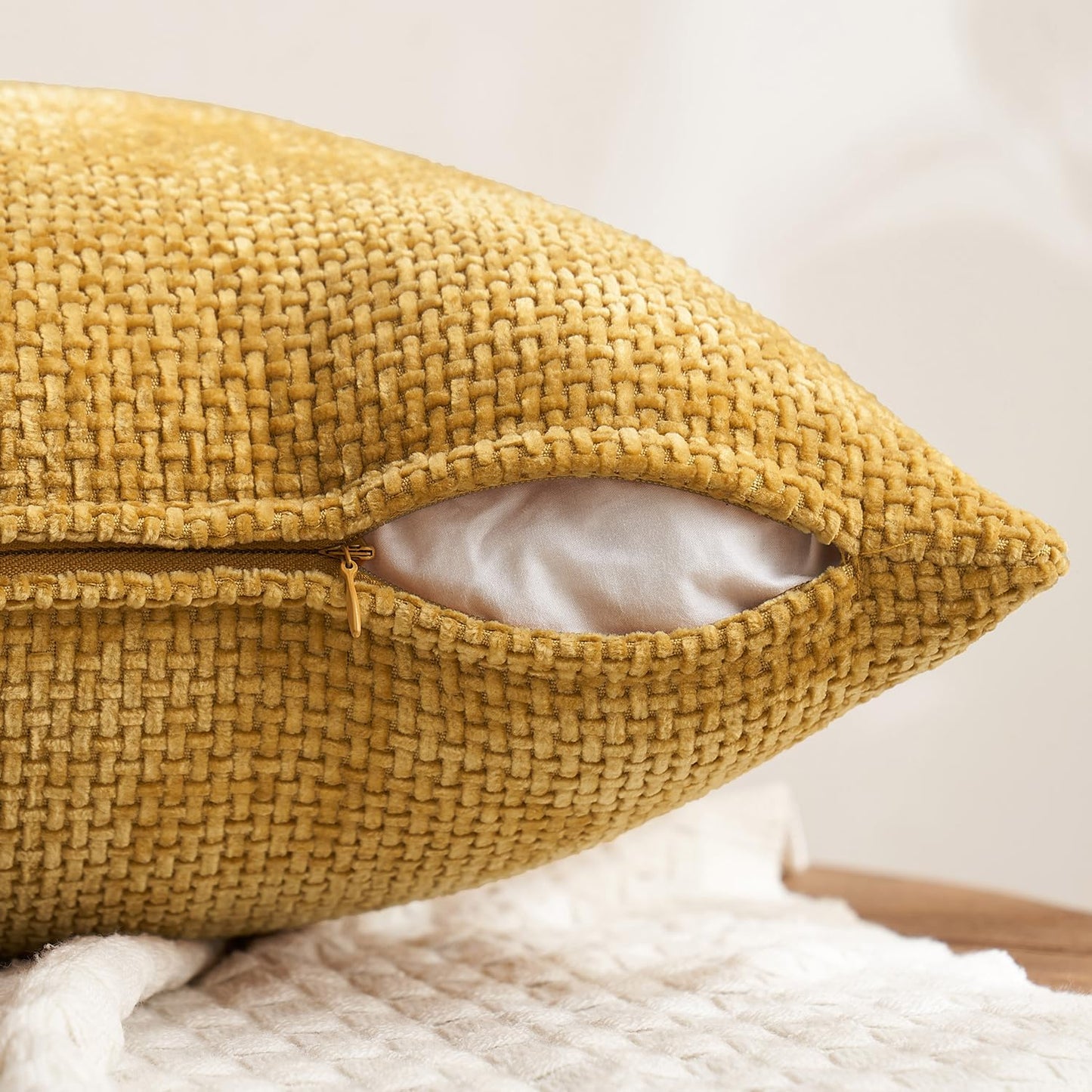 MIULEE Christmas Pack of 4 Couch Throw Pillow Covers 16x16 Inch Christmas Red/Green Soft Decorative Chenille Pillow Covers Farmhouse Accent Cushion Covers for Boho Home Decor Sofa Bedroom Living Room